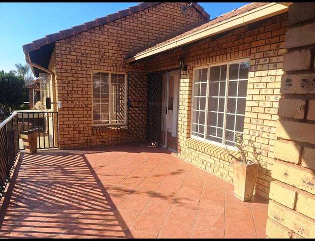 3 BEDROOM PROPERTY TO RENT IN LYNNWOOD MANOR